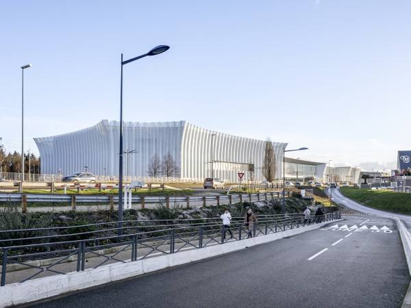 透明‘外衣’，CO’Met 体育中心 / CMA+FMS+ POPULOUS