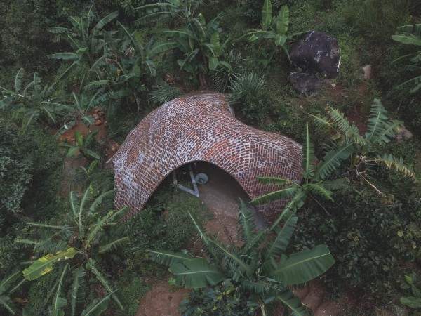 追求永恒性的牛棚 / Earthscape Studio