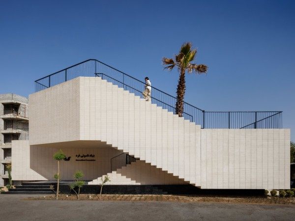 萨米安宿舍行政楼 / Ashari Architects