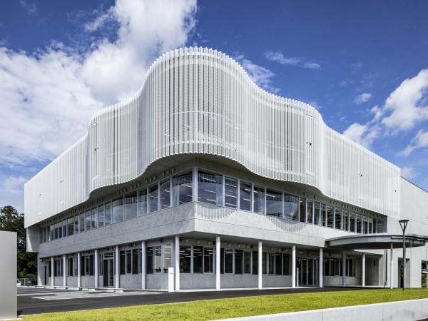 鹤冈市荘内护理专门学校 / 三上建筑事务所