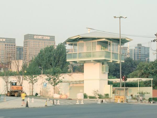 一间很小的24h书店 / 实在建筑设计工作室