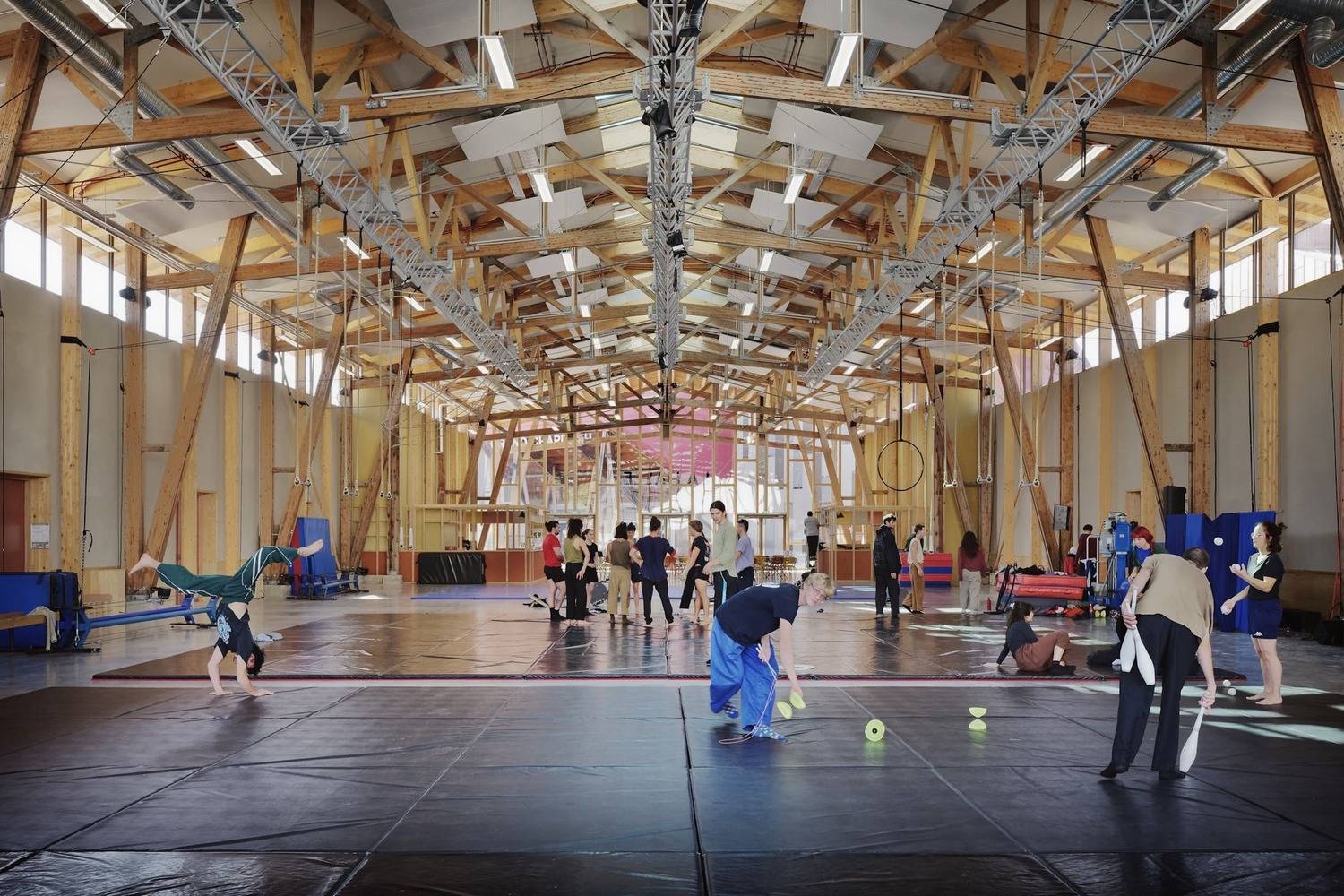 圣但尼弗拉泰利尼学院改扩建工程  / Atelier du Pont