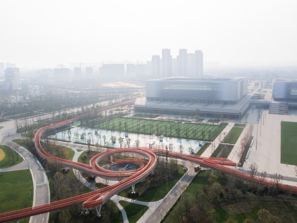 成都大运会东安湖场馆景观连廊 / 四周建筑