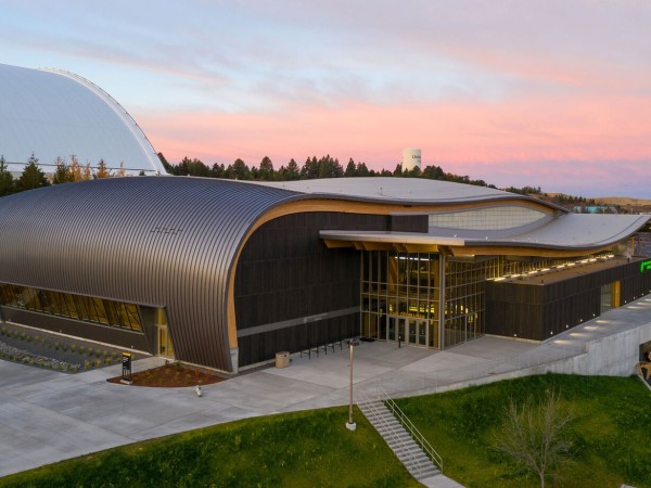 机械、电气集于结构之间，爱达荷大学中央信用合作社体育馆 / Opsis Architecture ...