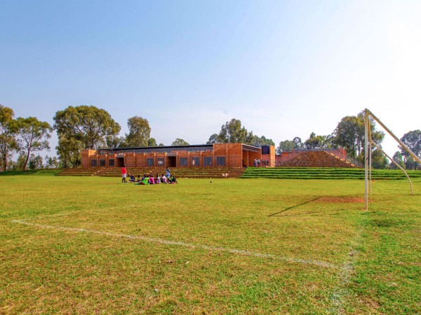 因地制宜的可持续建造，Masoro 学习体育中心 / General Architecture Collaborative ...