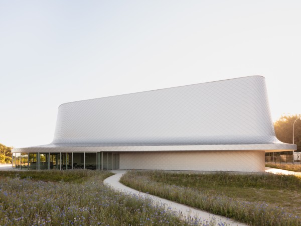 ‘建筑的帽子’，铝制鳞片体育馆 La Chesnaie / Bohuon Bertic Architectes ...