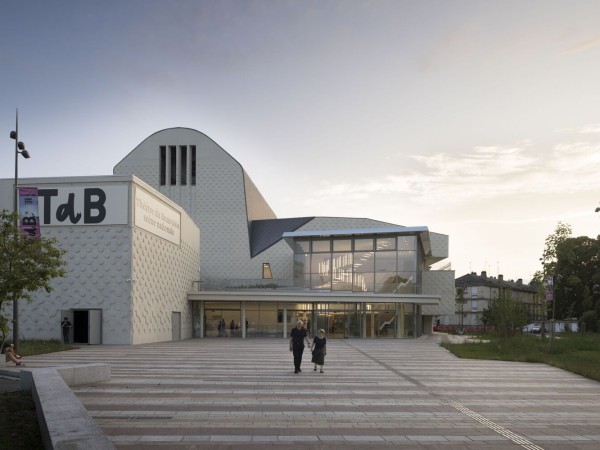博韦西地区剧院 / atelier AJC