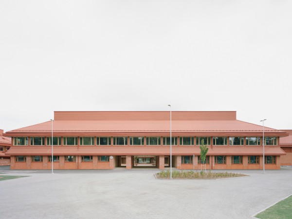 桑蒙塔洛学校及多功能中心 / NERVIN architecture