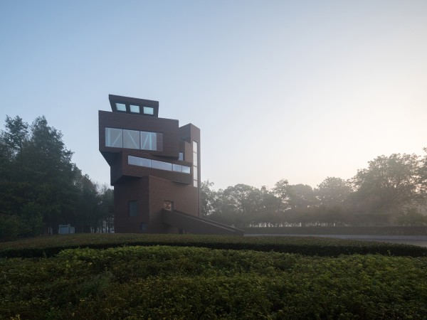 夕露园瞭望塔 / 米凹工作室
